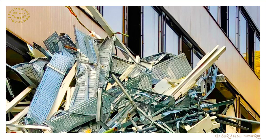  SUZANNE | FACADE_DEBRIS_8174