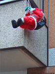 P�re No�l en escalade. Bizarre ... o� est l'erreur? -- 16/12/07
